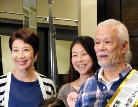 マイク眞木（右）のレコーディングに参加した元妻で真木蔵人の母・前田美波里（左）と妻の加奈子さん（中）＝２０１５年