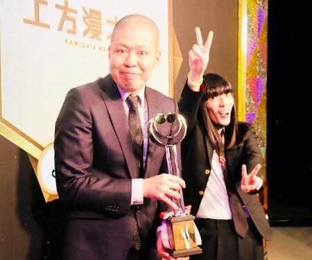 　上方漫才大賞奨励賞を受賞した金属バットの（左から）小林圭輔、友保隼平