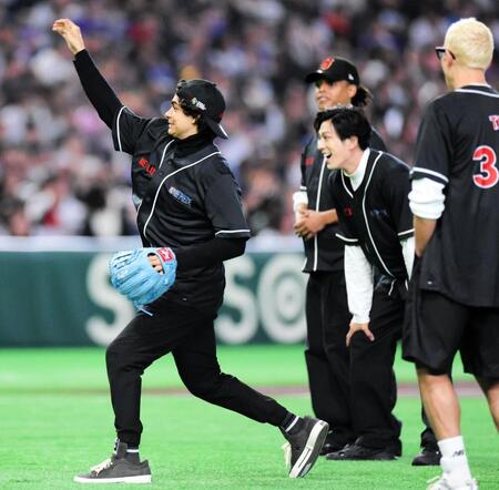 始球式で投げるイニャキ・ゴドイ＝３月６日