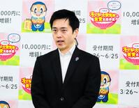 記者団の取材に応じた吉村洋文知事＝４月６日、大阪府庁