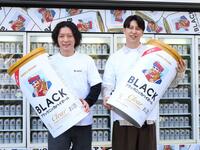 「あなたの知らないブラックニッカ展」オープニングイベントに出席したニューヨーク（左から）嶋佐和也、屋敷裕政