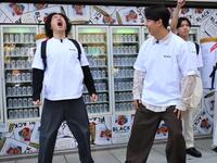 「あなたの知らないブラックニッカ展」オープニングイベントで雄たけびをあげるニューヨークの嶋佐和也（左）と屋敷裕政