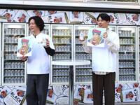 キング・オブ・ブレンダーズのＡＩラベルを手にするニューヨーク（左から）嶋佐和也、屋敷裕政