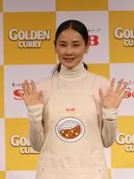 撮影に応じる吉田羊