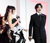 アン・ハサウェイ（左）との再会に喜ぶ＆ＴＥＡＭ・Ｋ（撮影・伊藤笙子）