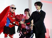 ＆ＴＥＡＭ・Ｋ（右）から花束を受け取るメリル・ストリープ（中央はアン・ハサウェイ）＝撮影・伊藤笙子