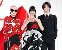 映画「プラダを着た悪魔２」来日スペシャルイベントに登場した（左から）メリル・ストリープ、アン・ハサウェイ、＆ＴＥＡＭ・Ｋ（撮影・伊藤笙子）