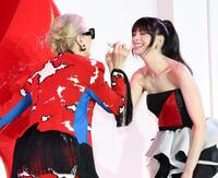 オブジェにサインを書いた後、仲良くイタズラするメリル・ストリープ（左）とアン・ハサウェイ（撮影・伊藤笙子）