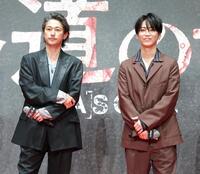 舞台あいさつに登壇する窪塚洋介（左）と亀梨和也（撮影・西岡正）