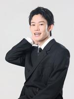 ポーズをとる山時聡真（撮影・石井剣太郎）