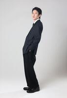 ポーズをとる山時聡真（撮影・石井剣太郎）