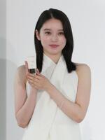 撮影に応じる高石あかり