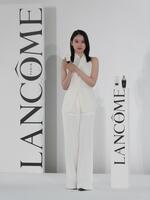 撮影に応じる高石あかり