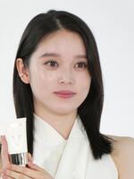 撮影に応じる高石あかり