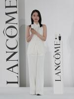 撮影に応じる高石あかり