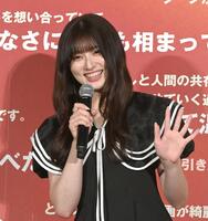 キラキラ笑顔で手を振る吉川愛（撮影・園田高夫）