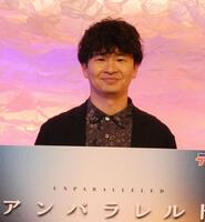 撮影に応じる若林正恭