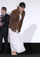 笑顔でお辞儀する綾瀬はるか（撮影・吉澤敬太）