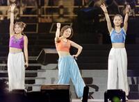 卒業コンサートでパフォーマンスするモーニング娘。の市井紗耶香（中央）＝日本武道館、２０００年５月２１日