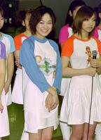 卒業コンサートの会見で笑顔を見せるモーニング娘。の市井紗耶香。右は後藤真希＝日本武道館、２０００年５月２１日