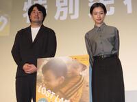 先行上映会に出席した（左から）藤元明緒監督、河合優実