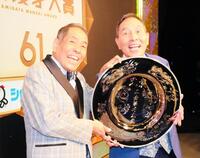 上方漫才大賞を受賞したザ・ぼんちの（左から）ぼんちおさむ、里見まさと