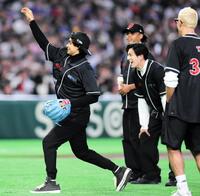 始球式で投げるイニャキ・ゴドイ＝３月６日