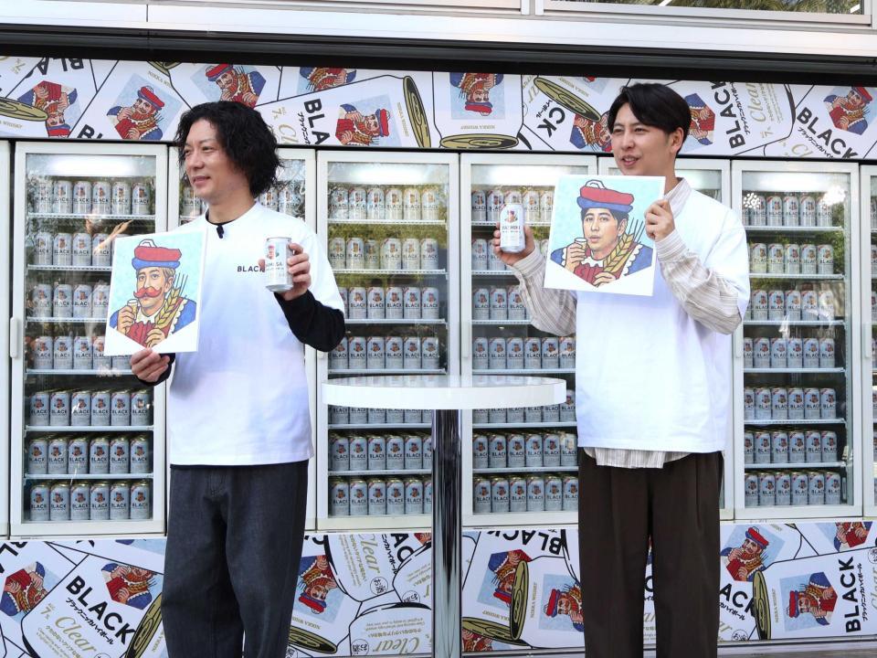 キング・オブ・ブレンダーズのＡＩラベルを手にするニューヨーク（左から）嶋佐和也、屋敷裕政