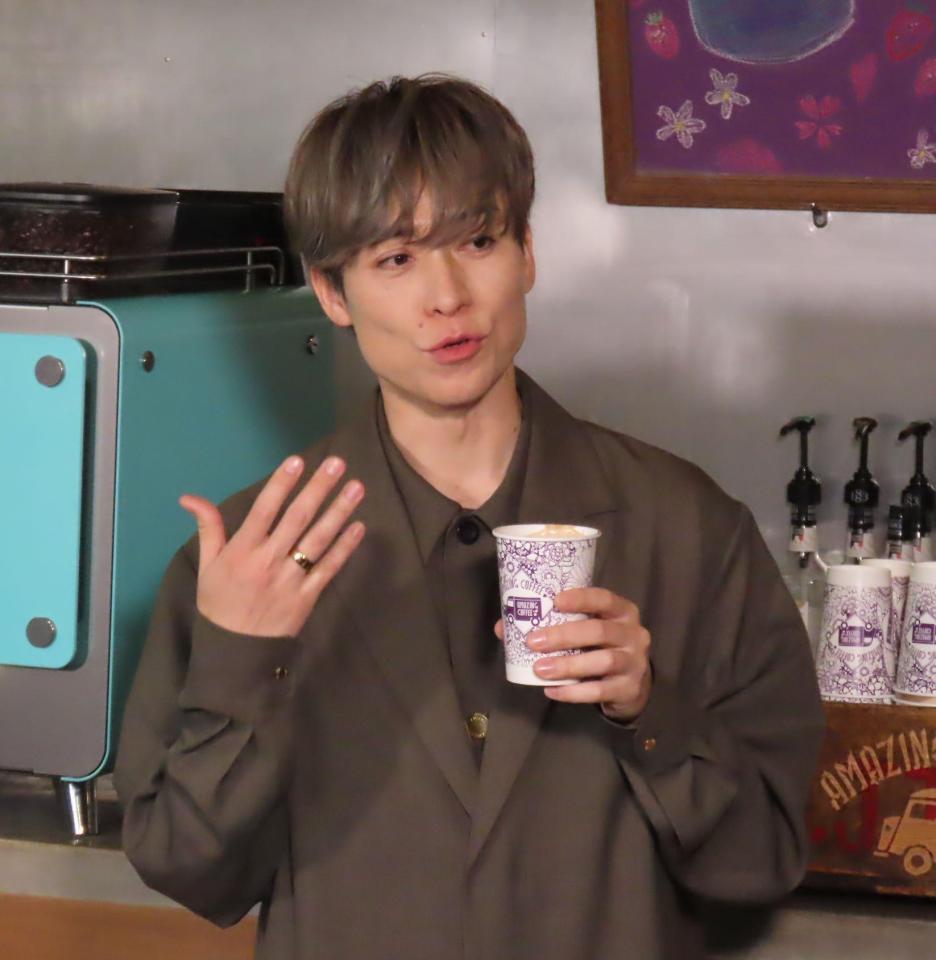 コーヒーの美味しさについて語るＥＸＩＬＥ　ＴＥＴＳＵＹＡ