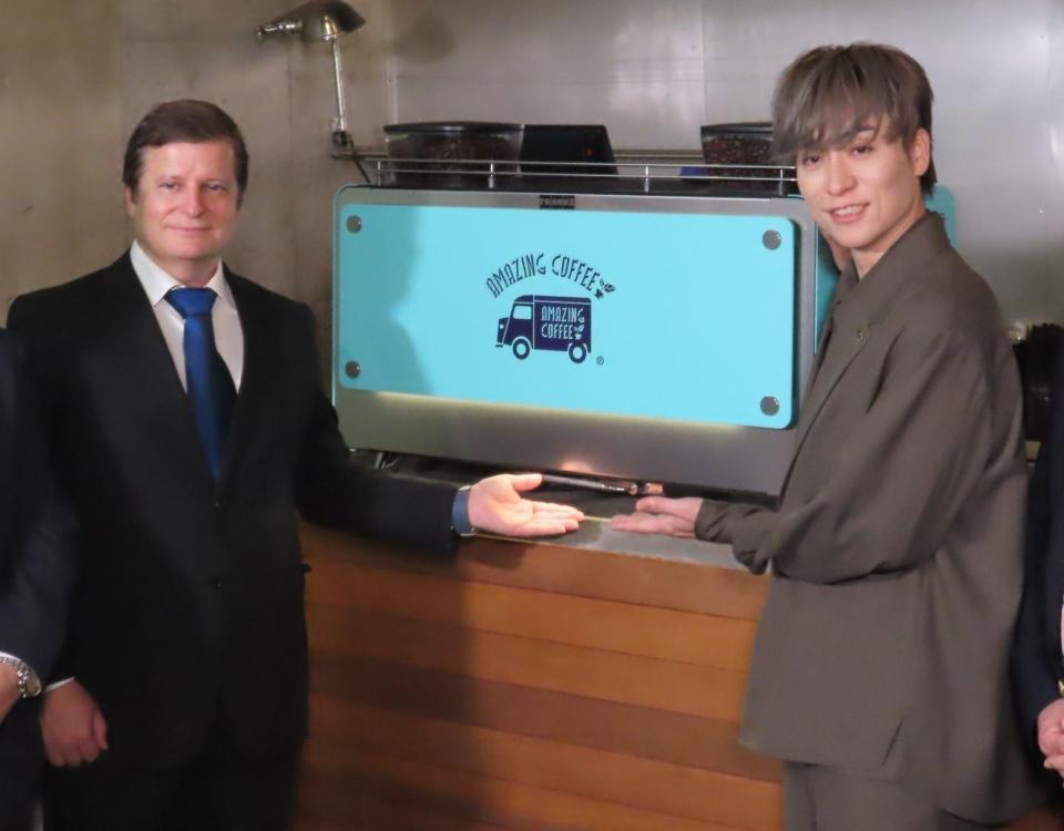 ＥＸＩＬＥ　ＴＥＴＳＵＹＡ（右）とフランケコーヒーシステムズのステファン・ニーデルベルガー氏