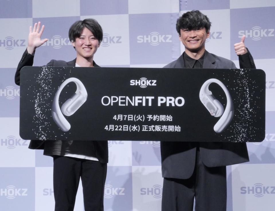 笑顔で撮影に応じるＳｈｏｋｚ　Ｊａｐａｎの冨田健斗氏（左）と山口一郎