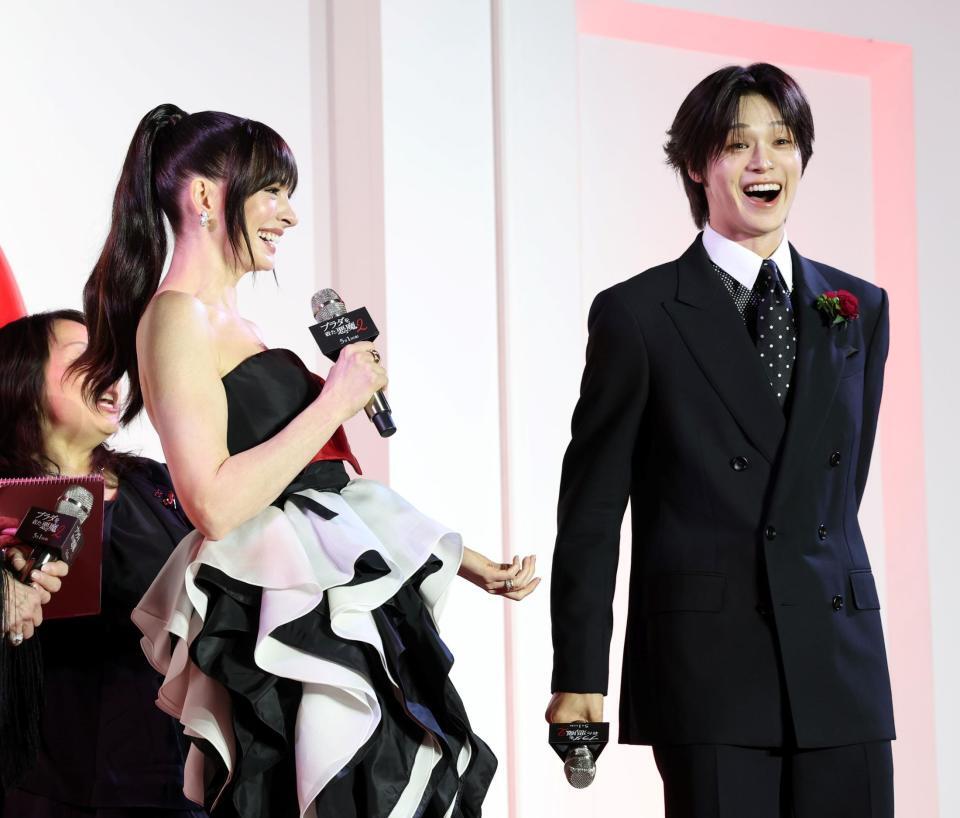 アン・ハサウェイ（左）との再会に喜ぶ＆ＴＥＡＭ・Ｋ（撮影・伊藤笙子）