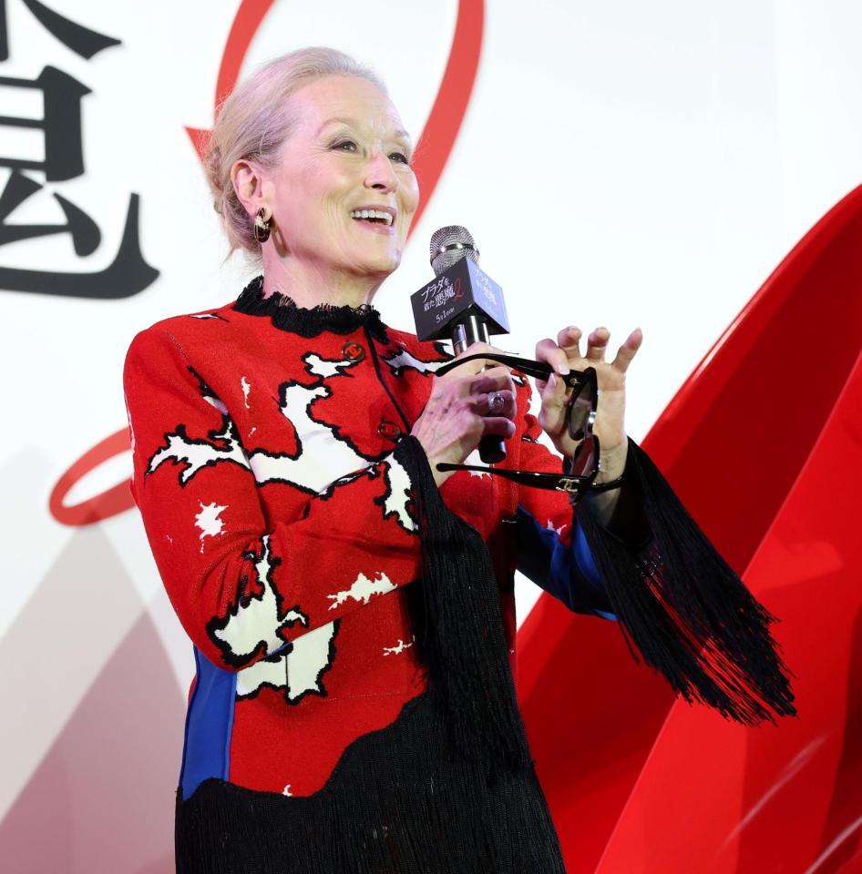 サングラスを外し、客席を見渡すメリル・ストリープ（撮影・伊藤笙子）
