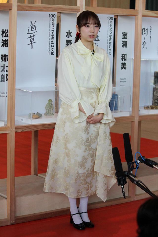 取材に応じる新内眞衣