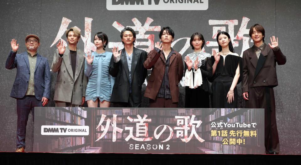 声援に応える（左から）白石晃士監督、森崎ウィン、あの、窪塚洋介、亀梨和也、南沙良、馬場ふみか、溝端淳平（撮影・西岡正）