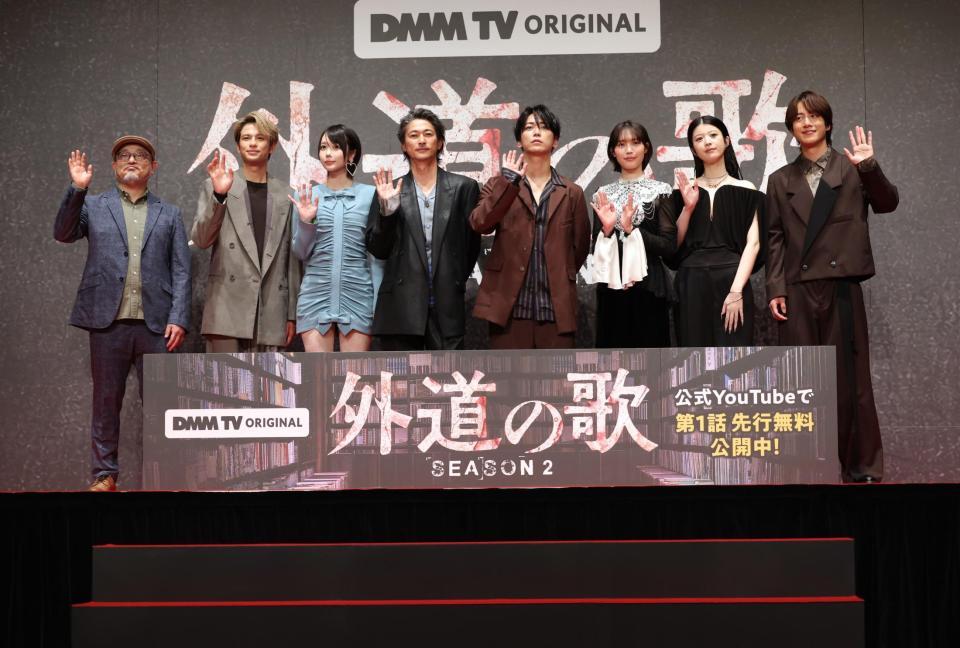 並んで手を振る（左から）白石晃士監督、森崎ウィン、あの、窪塚洋介、亀梨和也、南沙良、馬場ふみか、溝端淳平（撮影・西岡正）