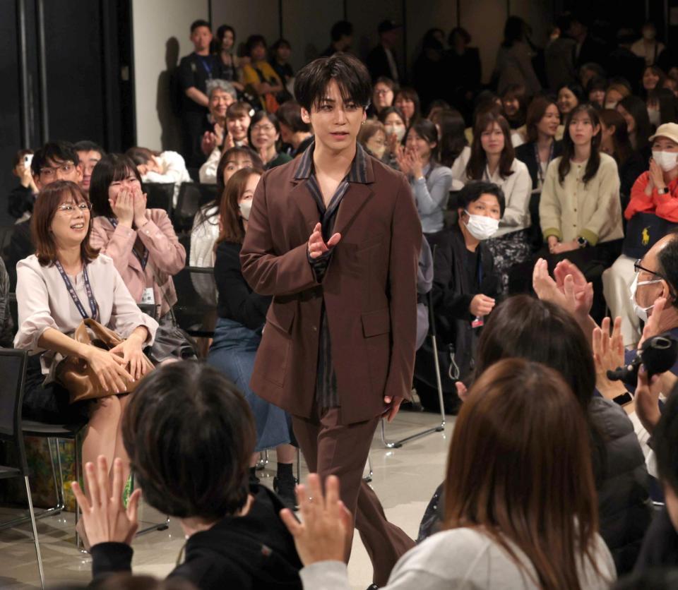 ファンの前を通って登壇する亀梨和也（撮影・西岡正）