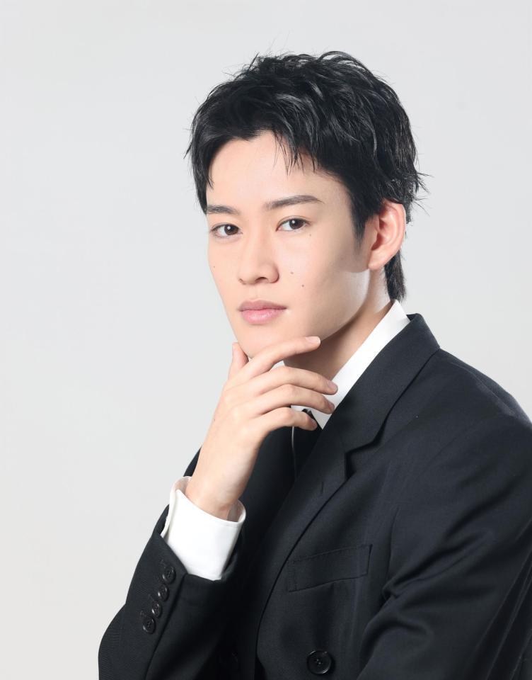 ポーズをとる山時聡真（撮影・石井剣太郎）