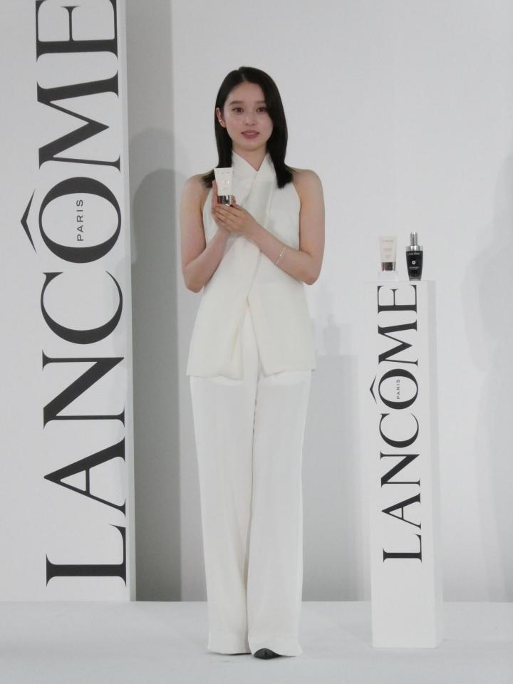 撮影に応じる高石あかり