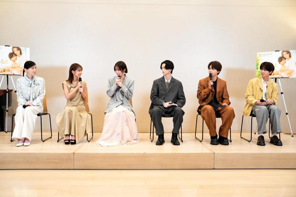 ドラマ「ｓｈａｒｅ」の記者会見に臨んだ（左から）雛形あきこ、寺本莉緒、秋田汐梨、池田匡志、草川直弥、藤本滉大