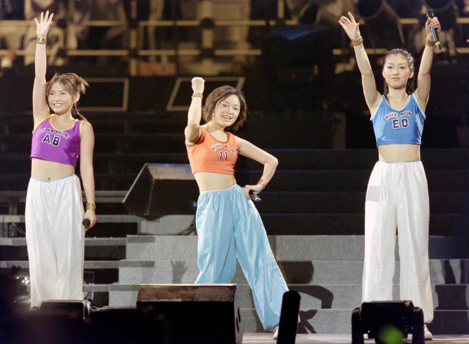 卒業コンサートでパフォーマンスするモーニング娘。の市井紗耶香（中央）＝日本武道館、２０００年５月２１日