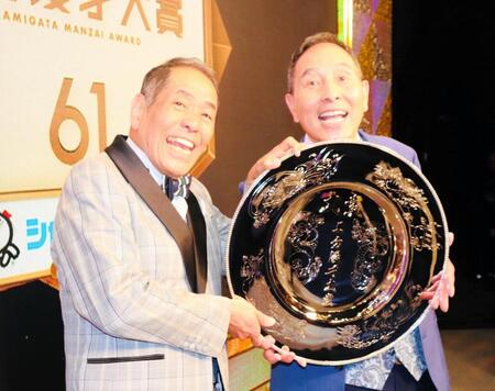 上方漫才大賞を受賞したザ・ぼんちの（左から）ぼんちおさむ、里見まさと