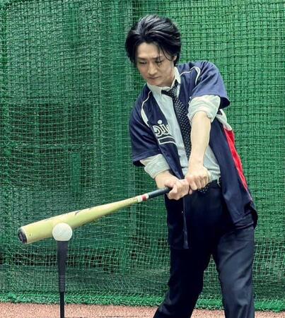 　ティーバッティングに挑戦する真田ナオキ