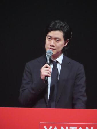 入学式にサプライズゲストとして出席した粗品