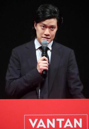 　入学式にサプライズゲストとして出席した粗品