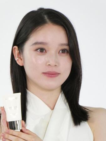 撮影に応じる高石あかり