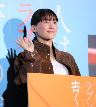 手を振る綾瀬はるか（撮影・吉澤敬太）