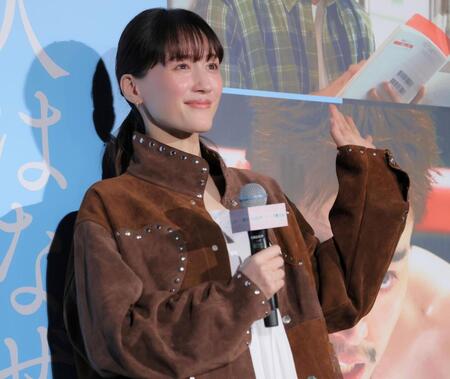 笑顔で手を振る綾瀬はるか（撮影・吉澤敬太）