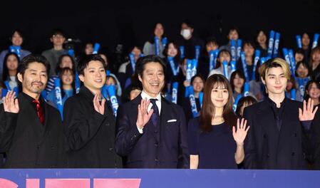 手を振る（左から）安田顕、山田裕貴、堤真一、有村架純、本田響矢（撮影・金田祐二）