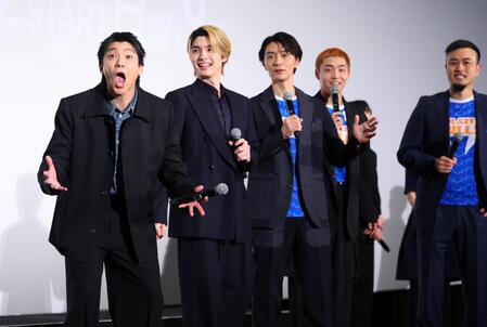 “４０秒チャレンジ”で順にクイズに挑戦するも自分まで解答権が回らず悔しがる山田裕貴（左端）。右からノボせもんなべ、八村倫太郎、細田善彦、本田響矢（撮影・金田祐二）